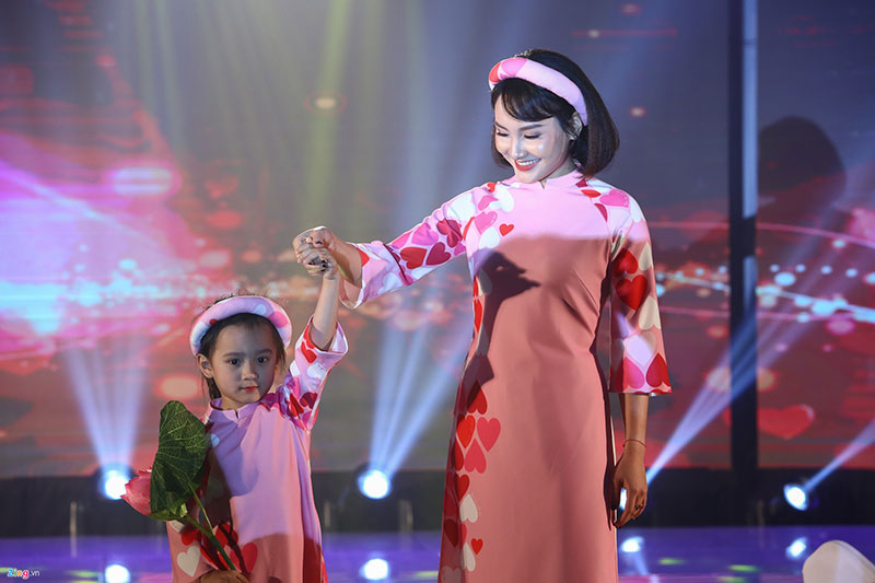 Dàn hoa hậu, á hậu Việt trình diễn áo dài gây quỹ từ thiện